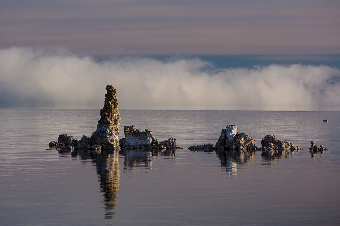 Tuffsteinformationen mit Nebel im Mono Lake in Kalifornien