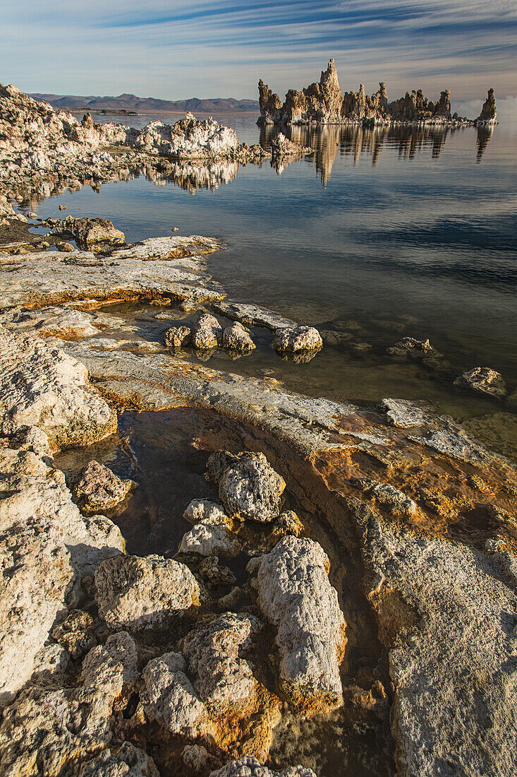 Tuffsteinfelsen im Mono Lake in Kalifornien