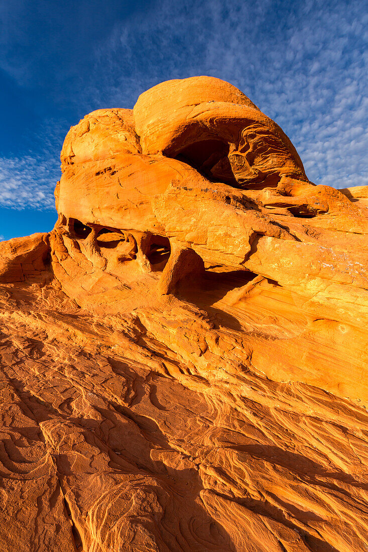 Ein unbenannter natürlicher Bogen im erodierten Azteken-Sandstein im Valley of Fire State Park in Nevada