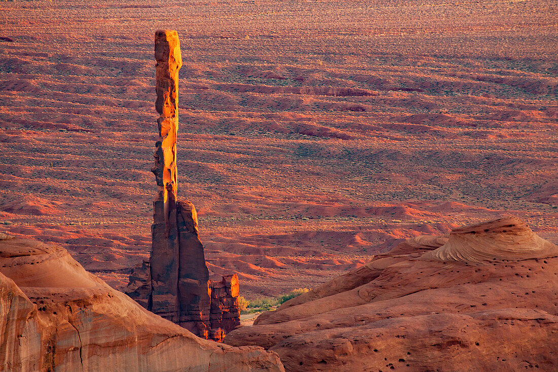 Teleaufnahme des Totempfahls im Monument Valley von Hunt's Mesa im Monument Valley Navajo Tribal Park in Arizona