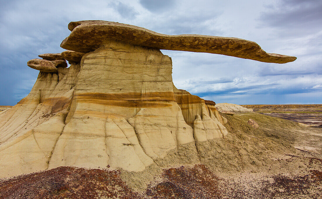 Der King of Wings, ein sehr zerbrechlicher Sandstein-Hoodoo in den Badlands des San Juan Basin in New Mexico, mit Gewitterwolken im Hintergrund