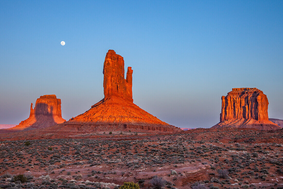 Schatten des West Mitten projiziert auf den East Mitten bei Sonnenuntergang im Monument Valley Navajo Tribal Park in Arizona. Dieses Phänomen tritt zweimal im Jahr auf.