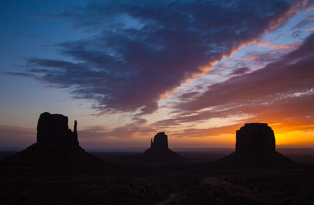 Farbenfroher Sonnenaufgang über dem Mittens & Merrick Butte in der Morgendämmerung im Monument Valley Navajo Tribal Park in Arizona
