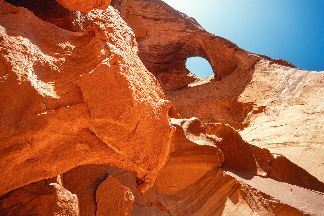 Das Auge der Sonne, ein natürlicher Sandsteinbogen im Monument Navajo Valley Tribal Park, Arizona