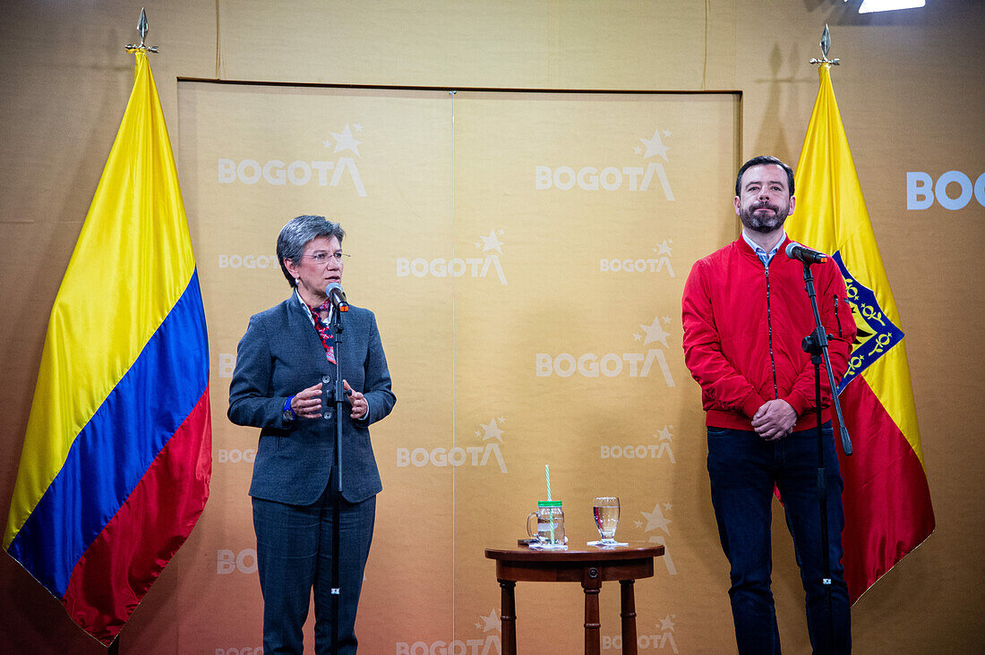 Bogota's mayor Claudia Lopez (L) and mayor-elect Carlos Fernando Galan (R) during a press conference after a meeting between the Bogota's mayor Claudia Lopez and mayor-elect Carlos Fernando Galan, in Bogota, Colombia, october 30, 2023.