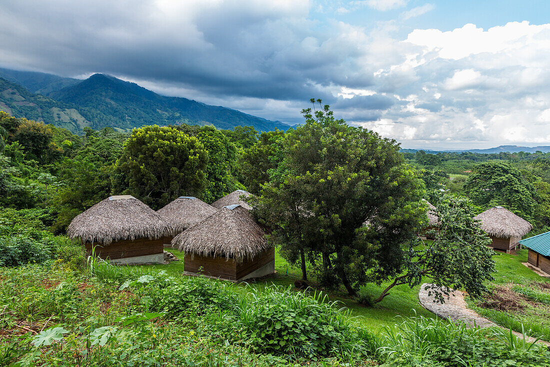 Hütten mit Strohdach im Jugendlager der Kirche Jesu Christi der Heiligen der Letzten Tage in Bonao, Dominikanische Republik