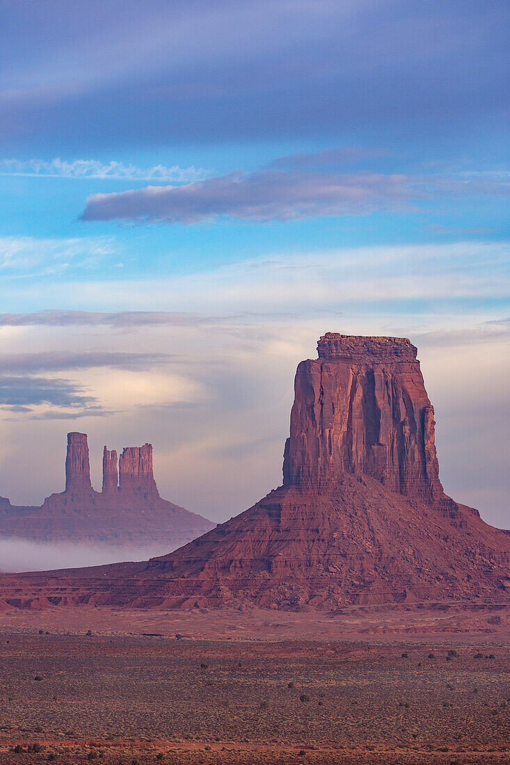 Nebliger Morgenblick aus dem Nordfenster auf die Utah-Monumente im Monument Valley Navajo Tribal Park in Arizona. L-R: Castle Butte, Bear and Rabbit, Stagecoach, East Mitten Butte