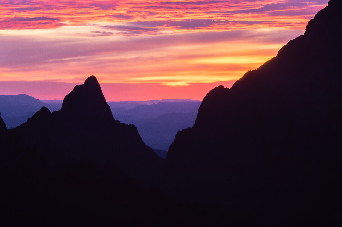 Ein farbenprächtiger Sonnenuntergang am Fenster in den Chisos Mountains im Big Bend National Park in Texas
