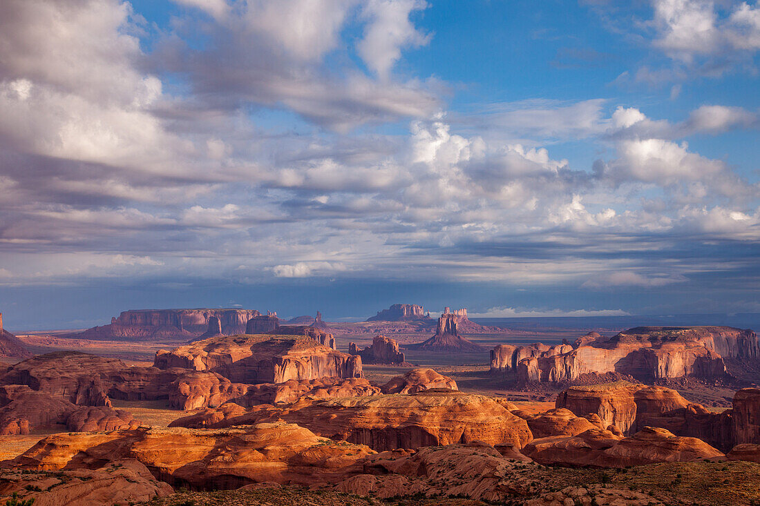 Morgenansicht der Monumente im Monument Navajo Valley Tribal Park in Arizona. Von Hunt's Mesa aus gesehen