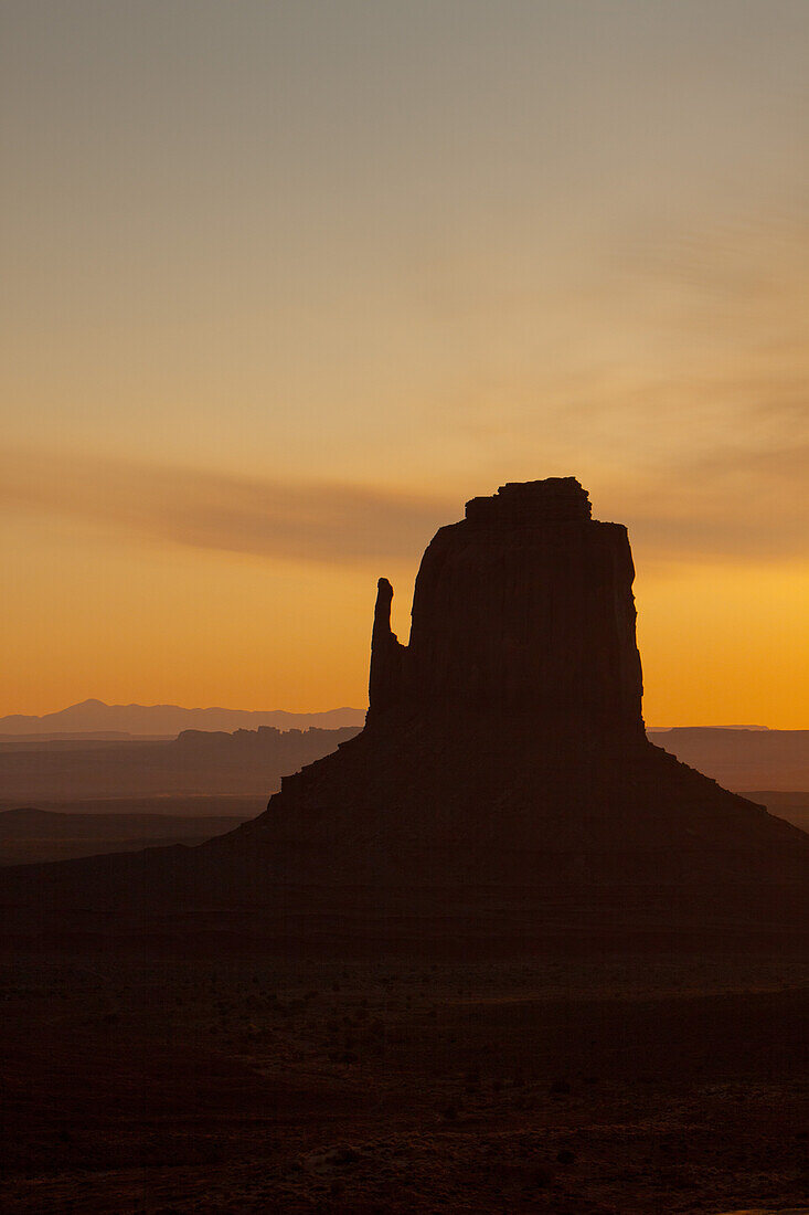 Pastellfarbener Himmel bei Sonnenaufgang hinter der East Mitten Butte im Monument Valley Navajo Tribal Park in Arizona