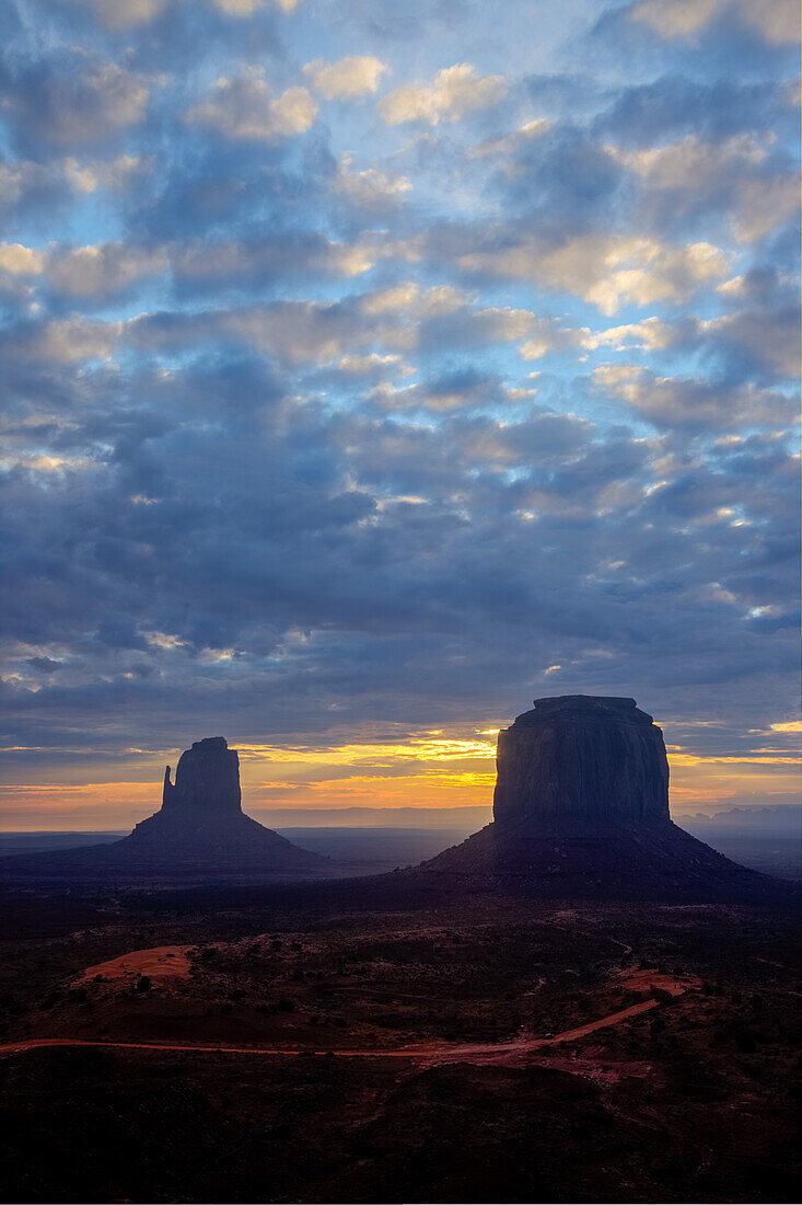 Wolken über dem East Mitten & Merrick Butte bei Sonnenaufgang im Monument Valley Navajo Tribal Park in Arizona