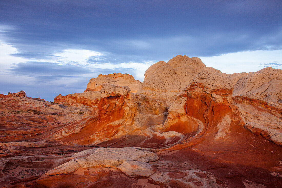Erstes Licht auf den rot-weißen Felsen der White Pocket Recreation Area im Vermilion Cliffs National Monument, Arizona
