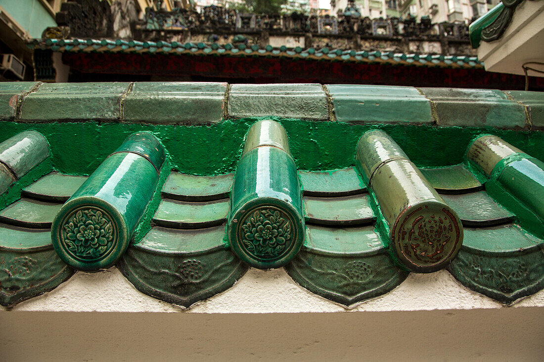 Glasierte Tonfliesen, charakteristisch für die traditionelle chinesische Architektur, im Man-Mo-Tempel in Hongkong