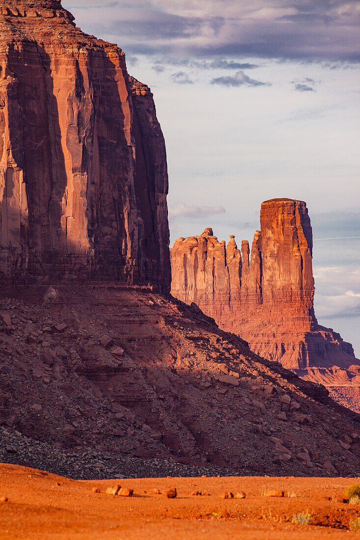 Castle Butte mit der Sentinal Mesa davor im Monument Valley Navajo Tribal Park in Arizona. Die Stagecoach befindet sich hinter Castle Butte und ist eine separate Formation