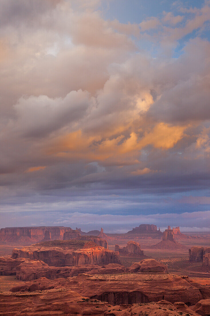 Farbenfrohe Gewitterwolken bei Sonnenaufgang im Monument Valley Navajo Tribal Park in Arizona. Blick von Hunt's Mesa