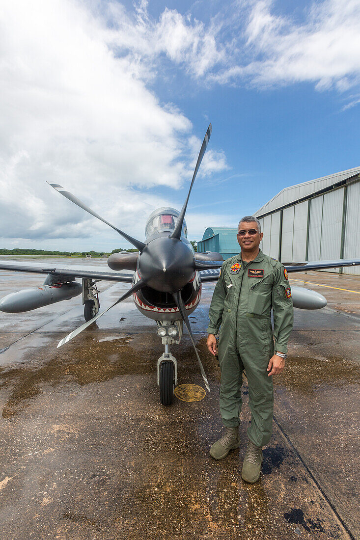 Ein Pilot der dominikanischen Luftwaffe neben einem Super Tucano-Kampfflugzeug auf dem Luftwaffenstützpunkt San Isidro in der Dominikanischen Republik