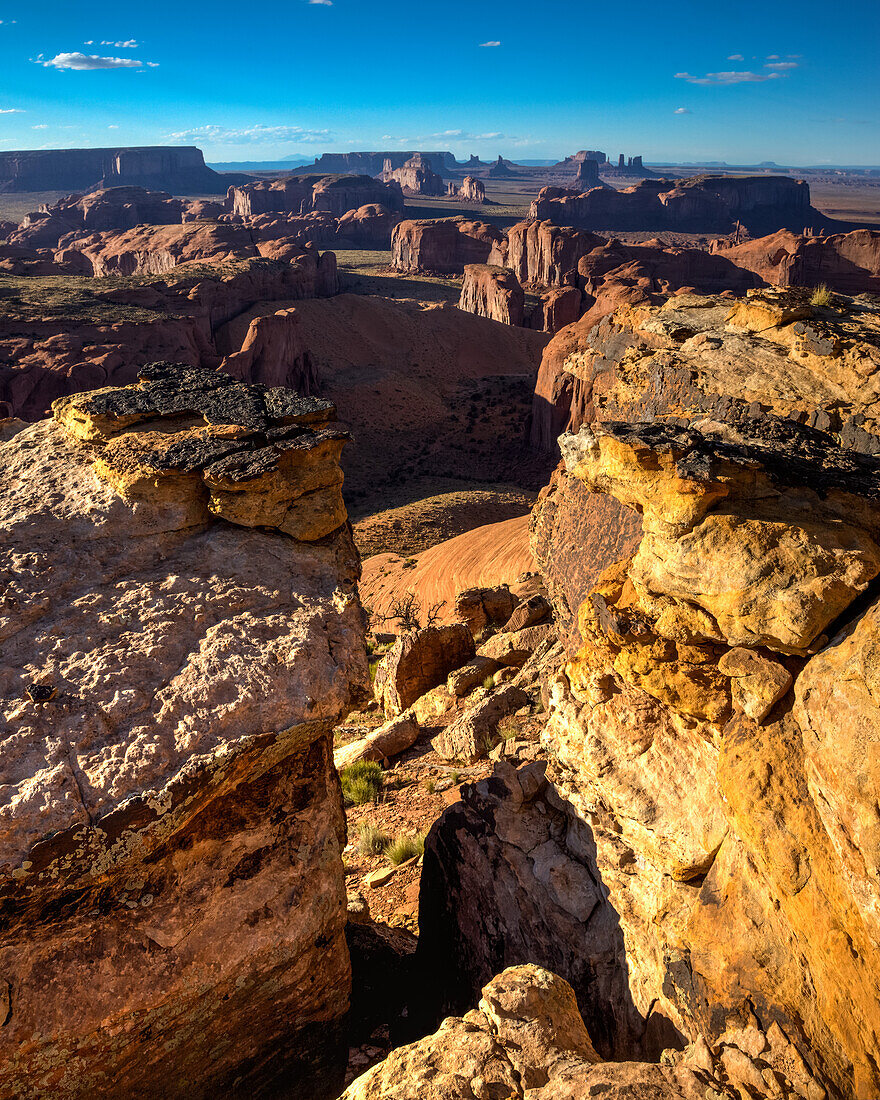 Ungewöhnliche Sandsteinformation auf Hunt's Mesa mit dem Monument Valley dahinter im Monument Valley Navajo Tribal Park in Arizona