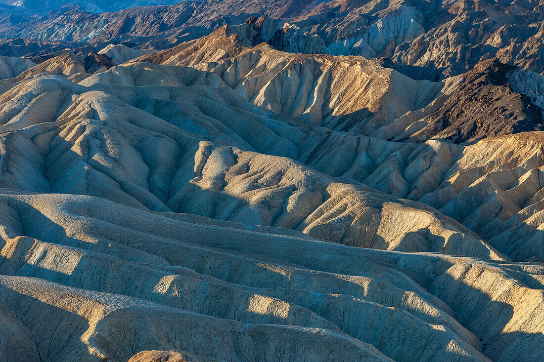 Erodierte Badlands der Furnace Creek Formation am Zabriskie Point im Death Valley National Park in Kalifornien