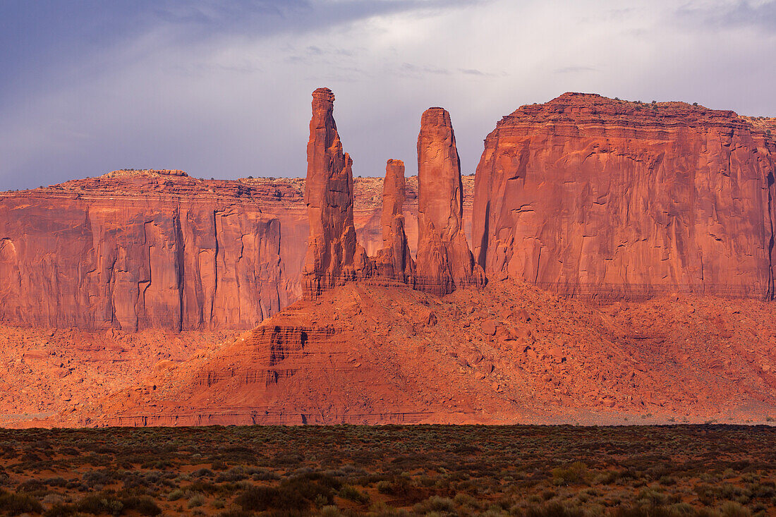 Die Three Sisters, Sandsteinmonolithen am Rande der Mitchell Mesa im Monument Valley Navajo Tribal Park in Arizona