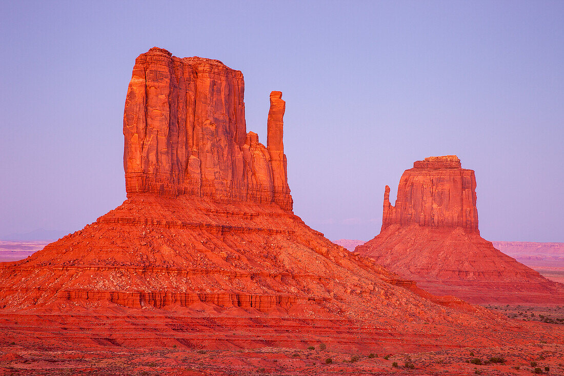 Die Mittens im Monument Valley Navajo Tribal Park in Arizona im Pastell nach Sonnenuntergang
