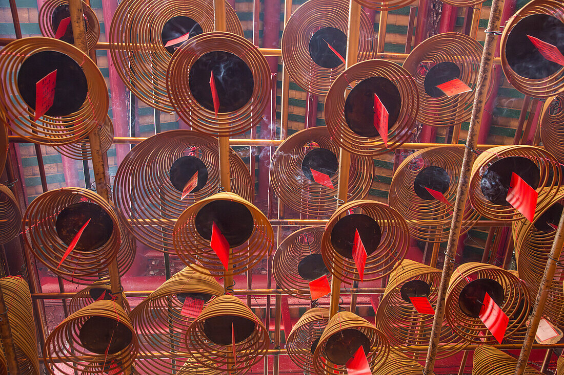 Brennende Weihrauchspiralen senden Gebete zum Himmel im Man Mo Tempel, einem buddhistischen Tempel in Hongkong, China