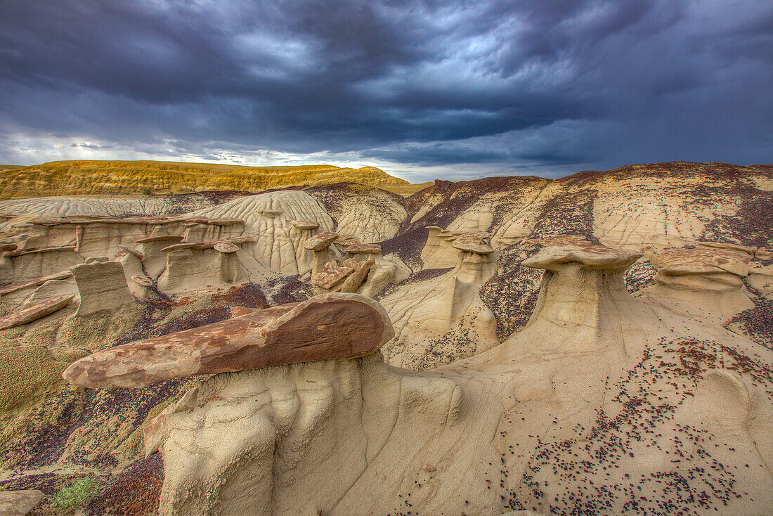 Sandsteinfelsen auf Hoodoos in den farbenfrohen Lehmhügeln in den Badlands des San Juan Basin in New Mexico