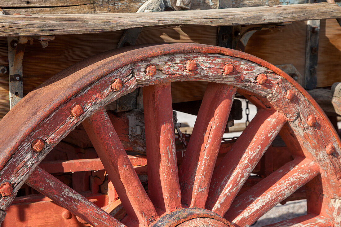 Detail eines Rades eines historischen Borax-Erz-Transportwagens, ausgestellt am Furnace Creek im Death Valley National Park in Kalifornien