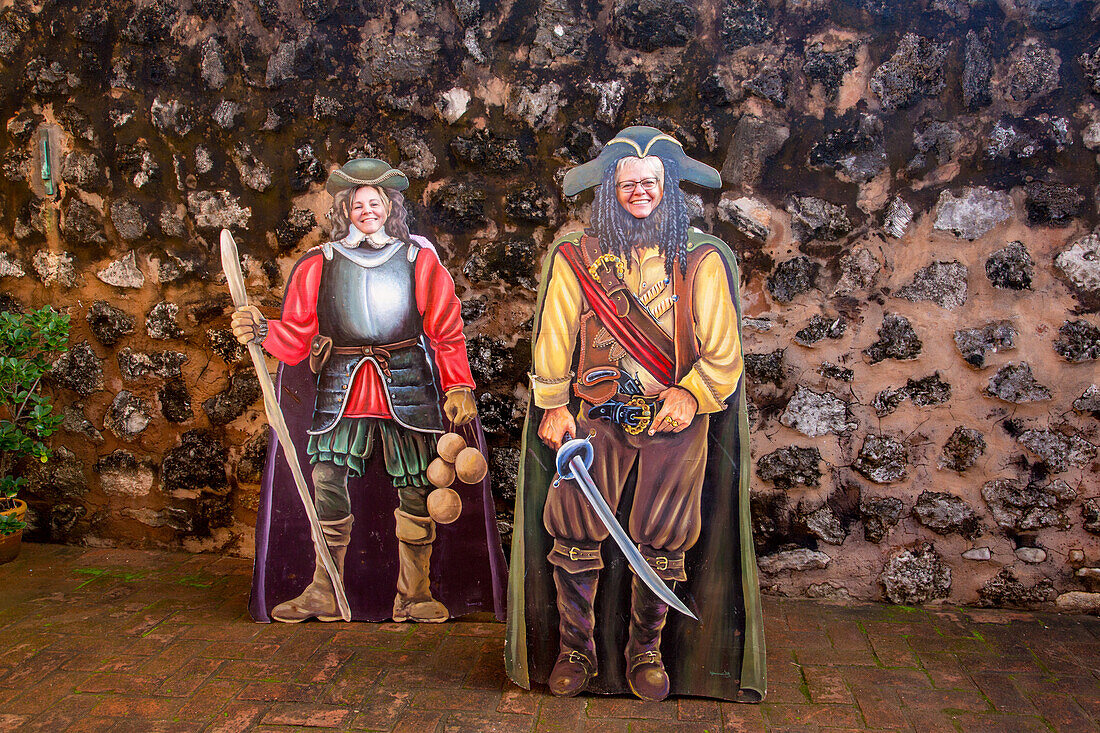 Touristen posieren für ein Foto als Pirat und spanischer Soldat in Fortaleza San Felipe, heute ein Museum in Puerto Plata, Dominikanische Republik