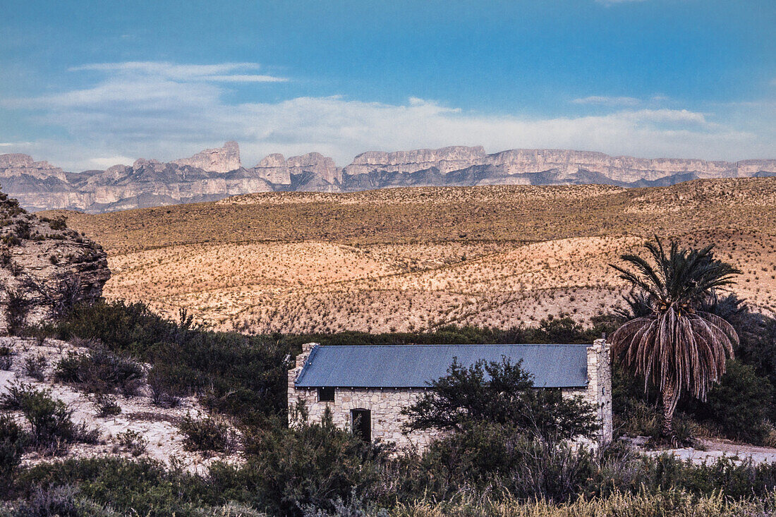 Das alte Postamt in Hot Springs im Big Bend National Park in Texas. In der Ferne sind die Berge der Sierra del Carmen in Mexiko zu sehen.