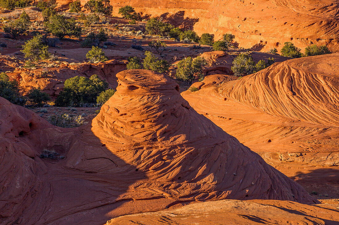 Kreuzschichtenmuster im erodierten Sandstein im Mystery Valley im Monument Valley Navajo Tribal Park in Arizona