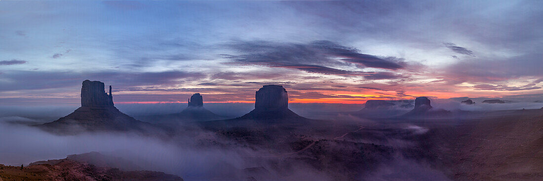 Nebliger Sonnenaufgang im Monument Valley Navajo Tribal Park in Arizona