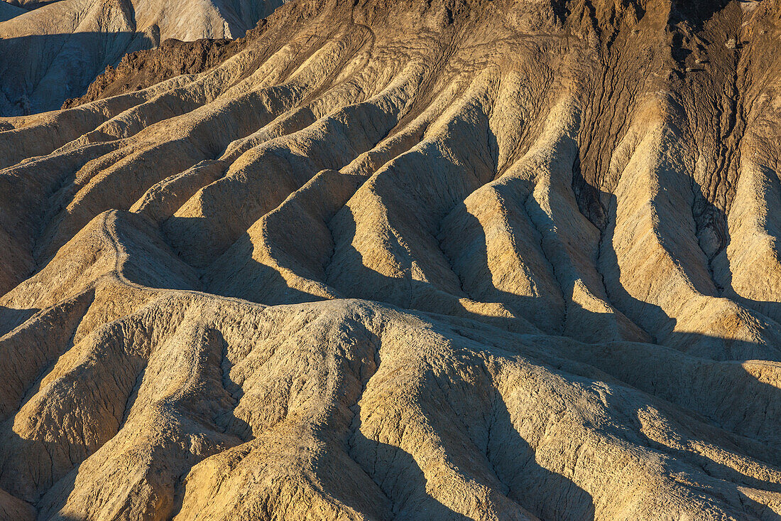 Erodierte Badlands der Furnace Creek Formation am Zabriskie Point im Death Valley National Park in Kalifornien