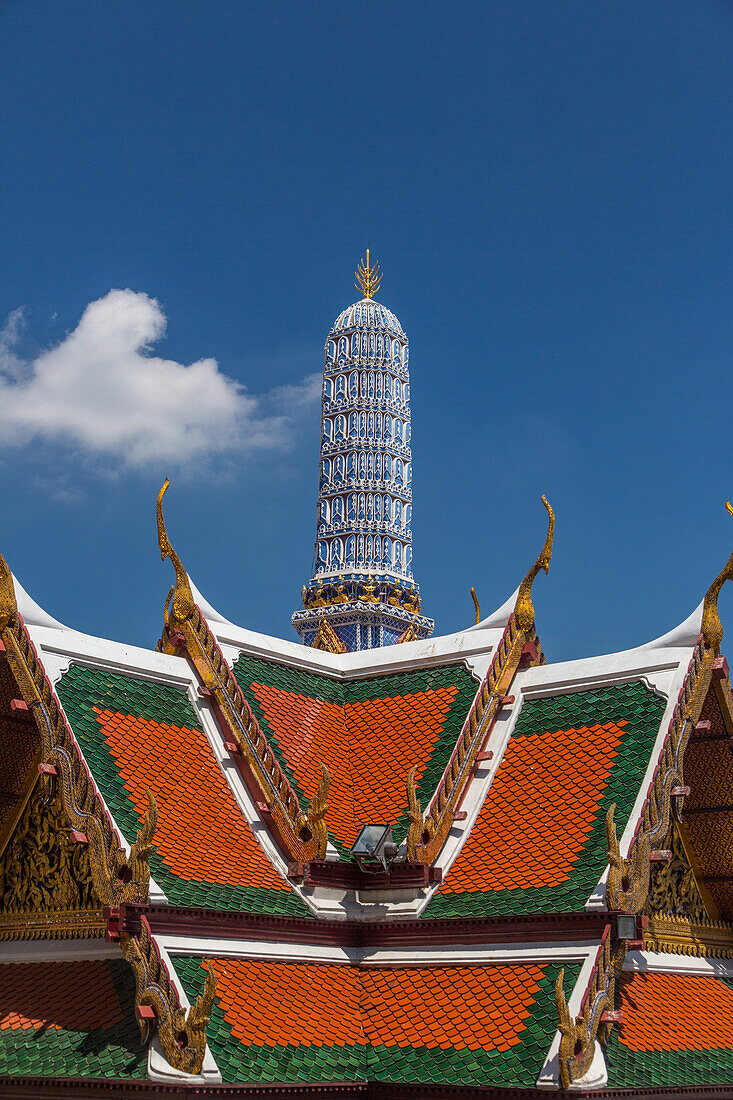 Dachdetails und Phra Asada Maha Chedi beim Tempel des Smaragdbuddhas im Grand Palace in Bangkok, Thailand