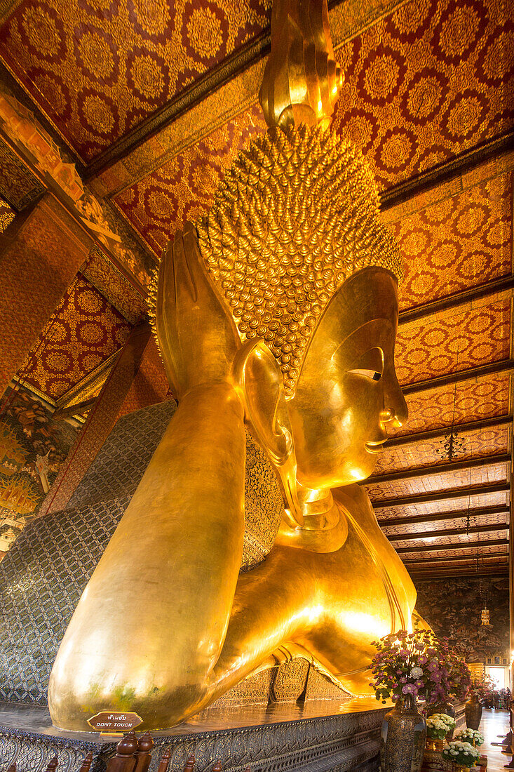 Die riesige, mit Blattgold vergoldete liegende Buddha-Statue im Wat Pho-Tempel in Bangkok, Thailand