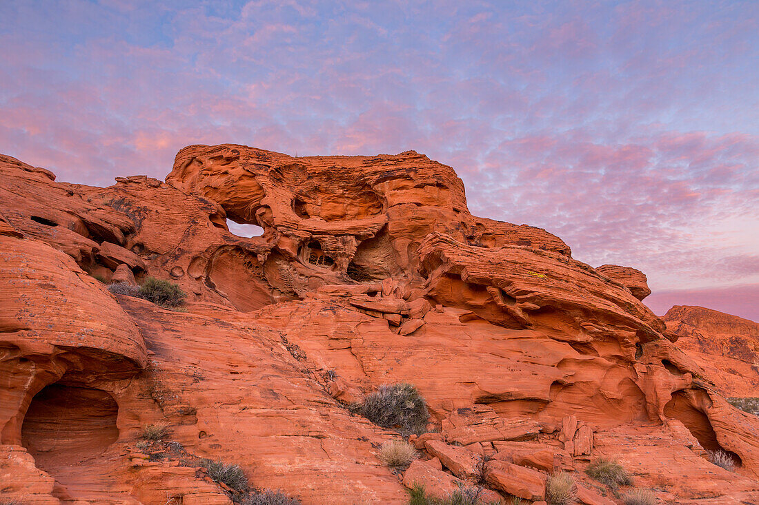 Ein unbenannter natürlicher Bogen im erodierten Azteken-Sandstein im Valley of Fire State Park in Nevada