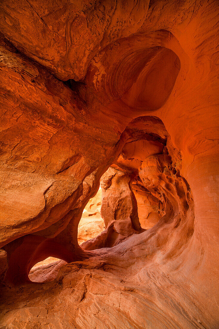 Drei kleine Bögen im farbenfrohen erodierten Aztekensandstein der Feuerhöhle im Valley of Fire State Park in Nevada