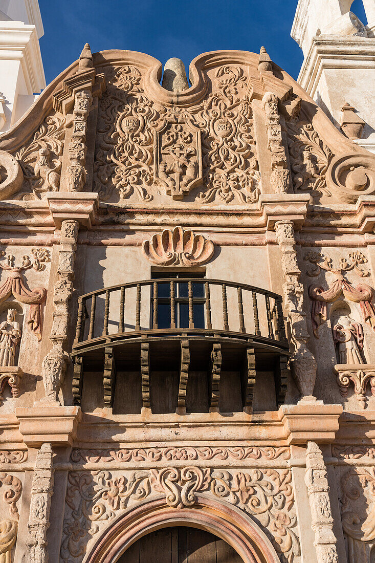 Detail der Fassade und des Holzbalkons der Mission San Xavier del Bac in Tucson, Arizona