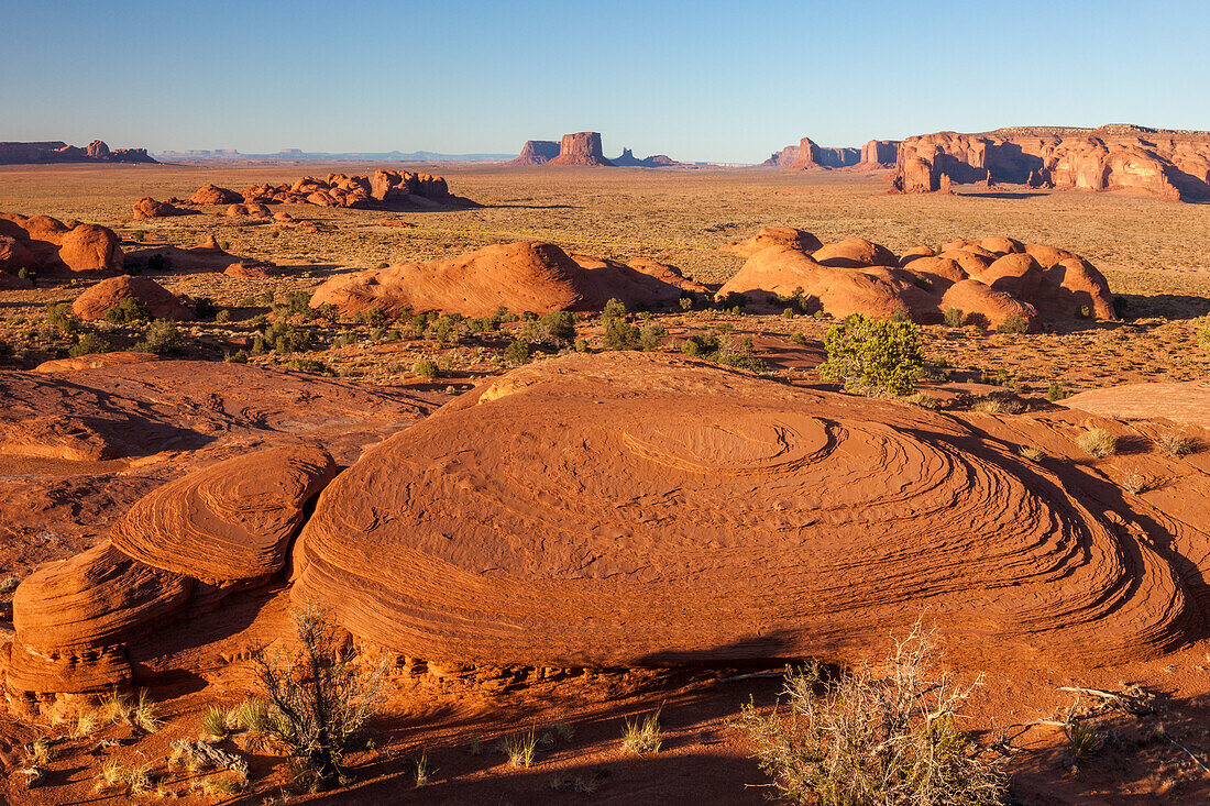 Erodierter Sandstein im Mystery Valley im Monument Valley Navajo Tribal Park in Arizona. Dahinter liegen die Monumente von Utah