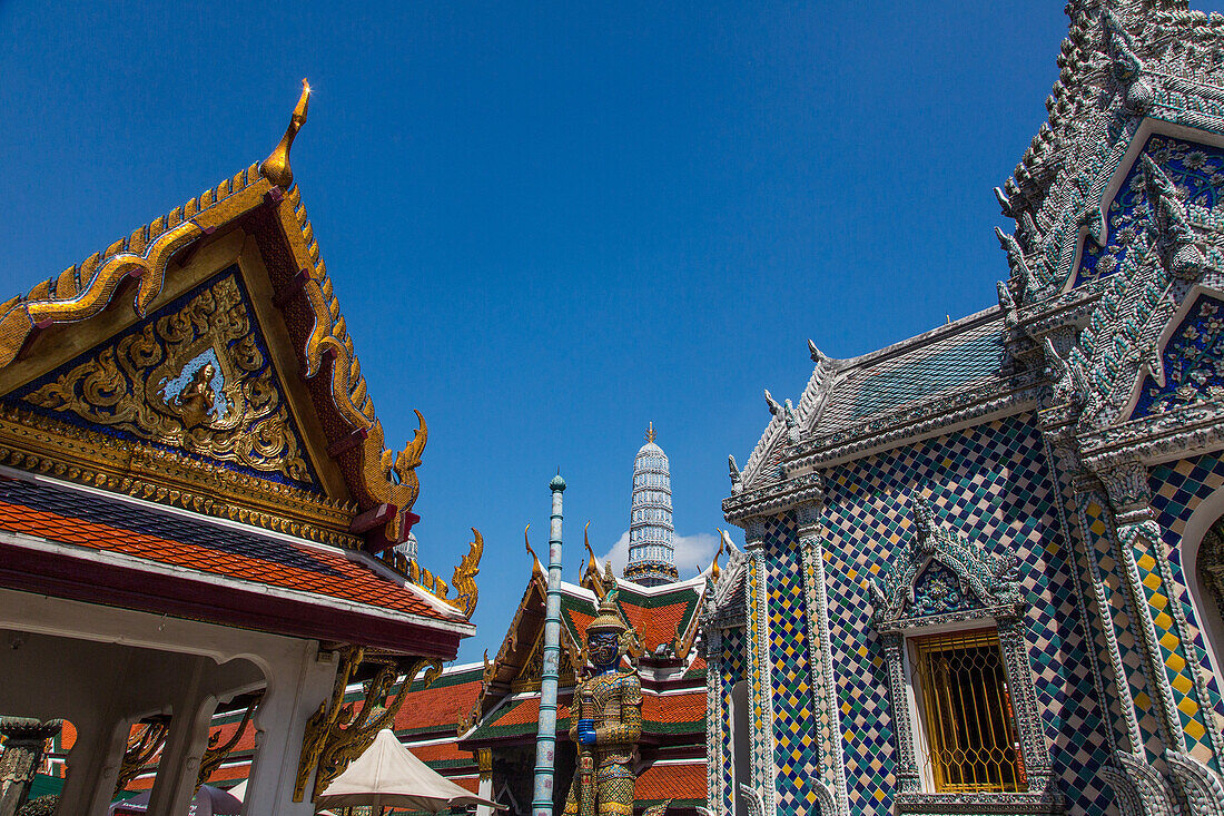 Kunstvoll verzierte Gebäude am Tempel des Smaragdbuddhas im Grand Palace Komplex in Bangkok, Thailand