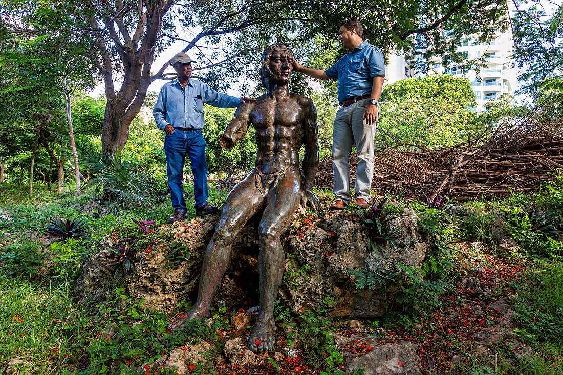 Statue eines Taino-Eingeborenen von Vater und Sohn, Jose Ramon Rotelini Sr. und Jr., in Santo Domingo, Dominikanische Republik