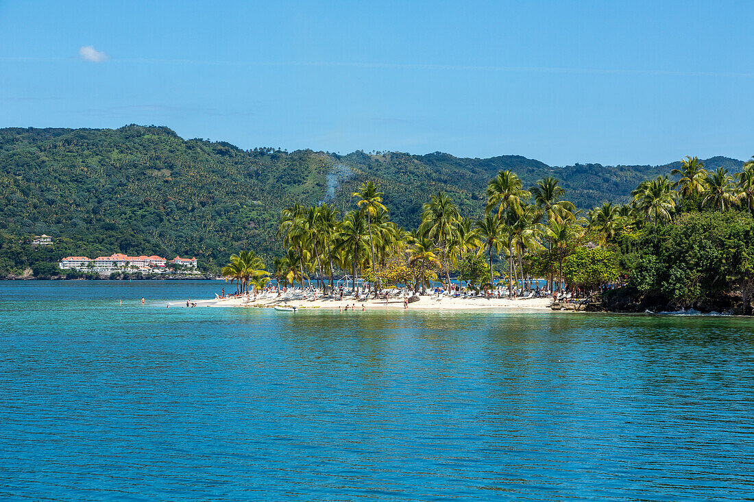 Touristen am Strand von Cayo Levantado, einer Ferieninsel in der Bucht von Samana in der Dominikanischen Republik