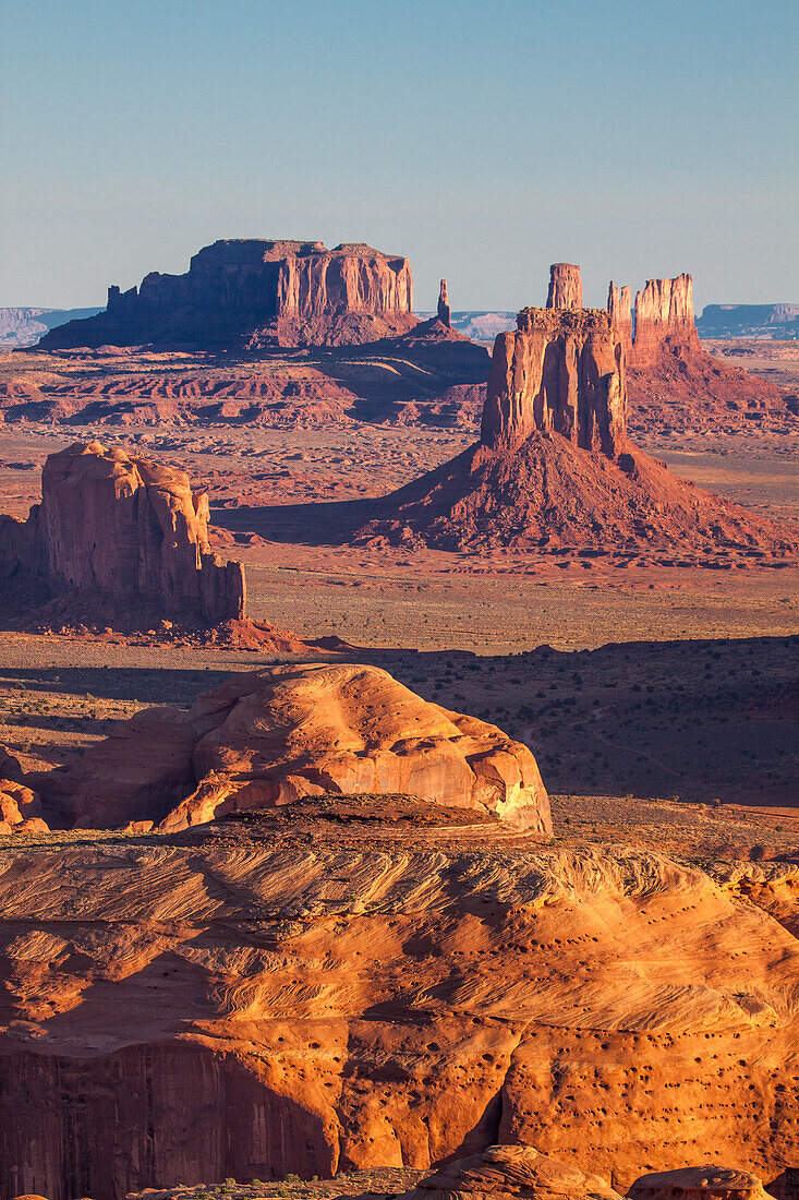 Teleobjektiv-Blick auf das Monument Valley von Hunt's Mesa im Monument Valley Navajo Tribal Park in Arizona