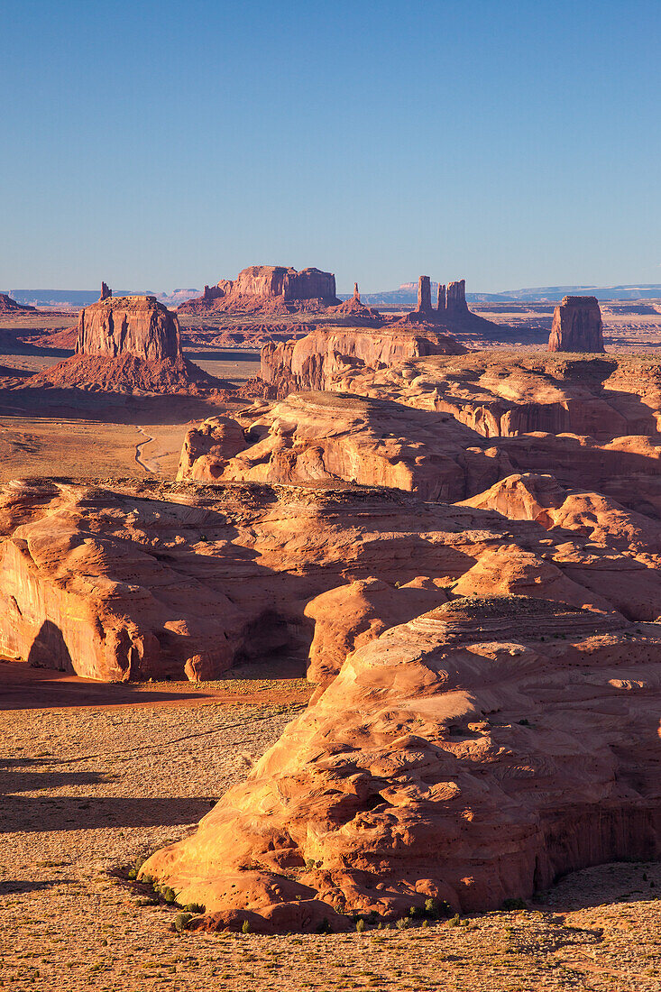 Teleobjektiv-Blick auf das Monument Valley von Hunt's Mesa im Monument Valley Navajo Tribal Park in Arizona