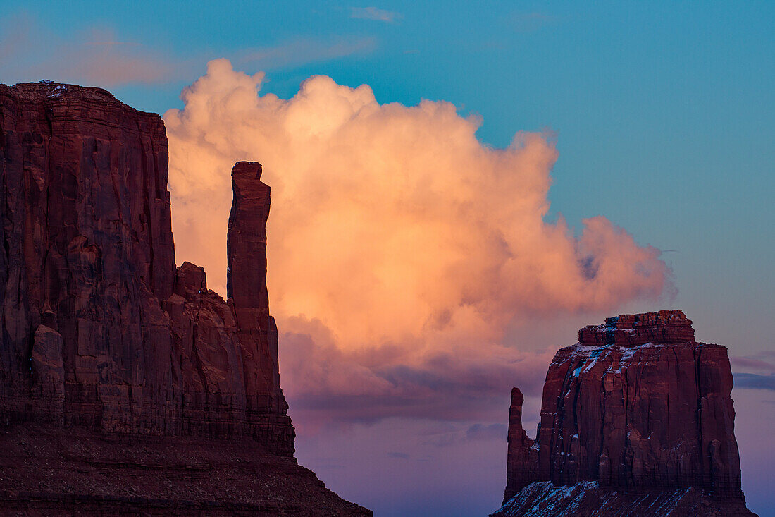 Die Mittens im Schatten bei Sonnenuntergang im Monument Valley Navajo Tribal Park in Arizona