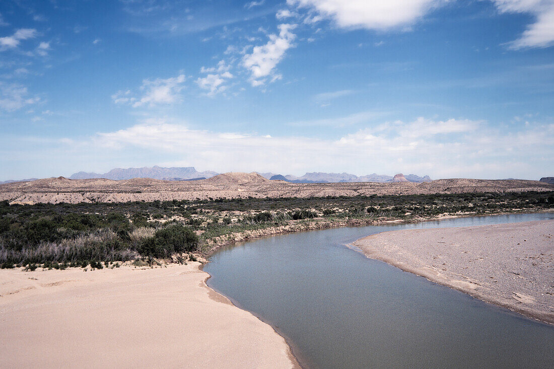 Der Rio Grande River, nachdem er aus der Mündung des Santa Elena Canyon im Big Bend National Park in Texas fließt