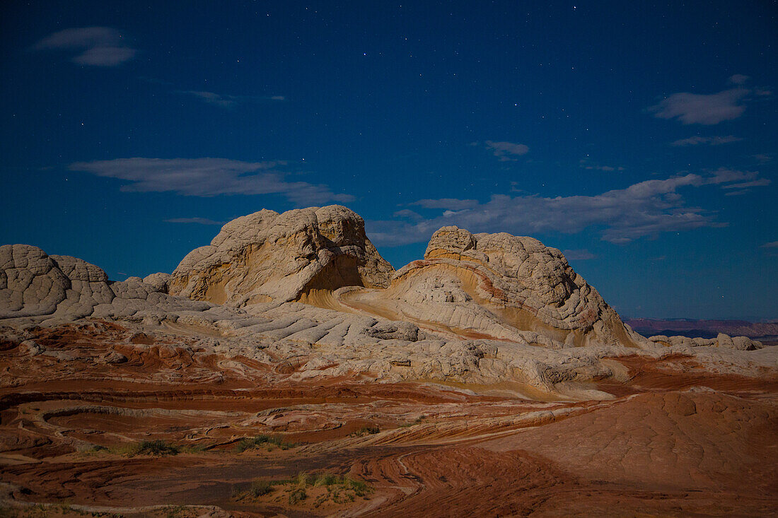 Sterne über dem bunten, mondbeschienenen Sandstein in der White Pocket Recreation Area, Vermilion Cliffs National Monument, Arizona