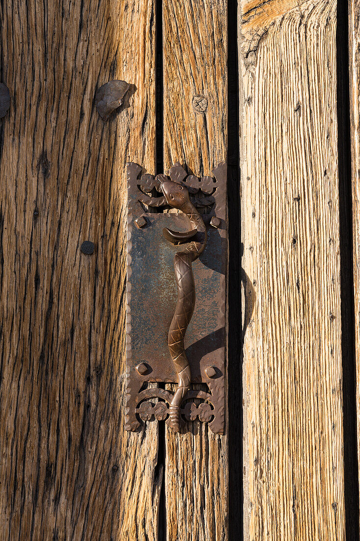 Detail der gusseisernen Schlange am Türgriff der Eingangstür in der Mission San Xavier del Bac, Tucson Arizona