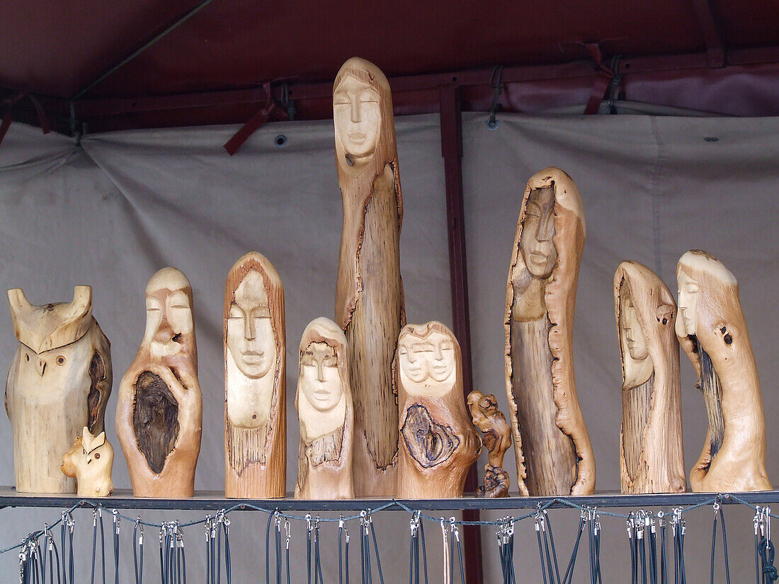Geschnitzte Holzkunstwerke auf einem Straßenmarkt in der Altstadt von Vilnius, Litauen. Ein UNESCO-Weltkulturerbe