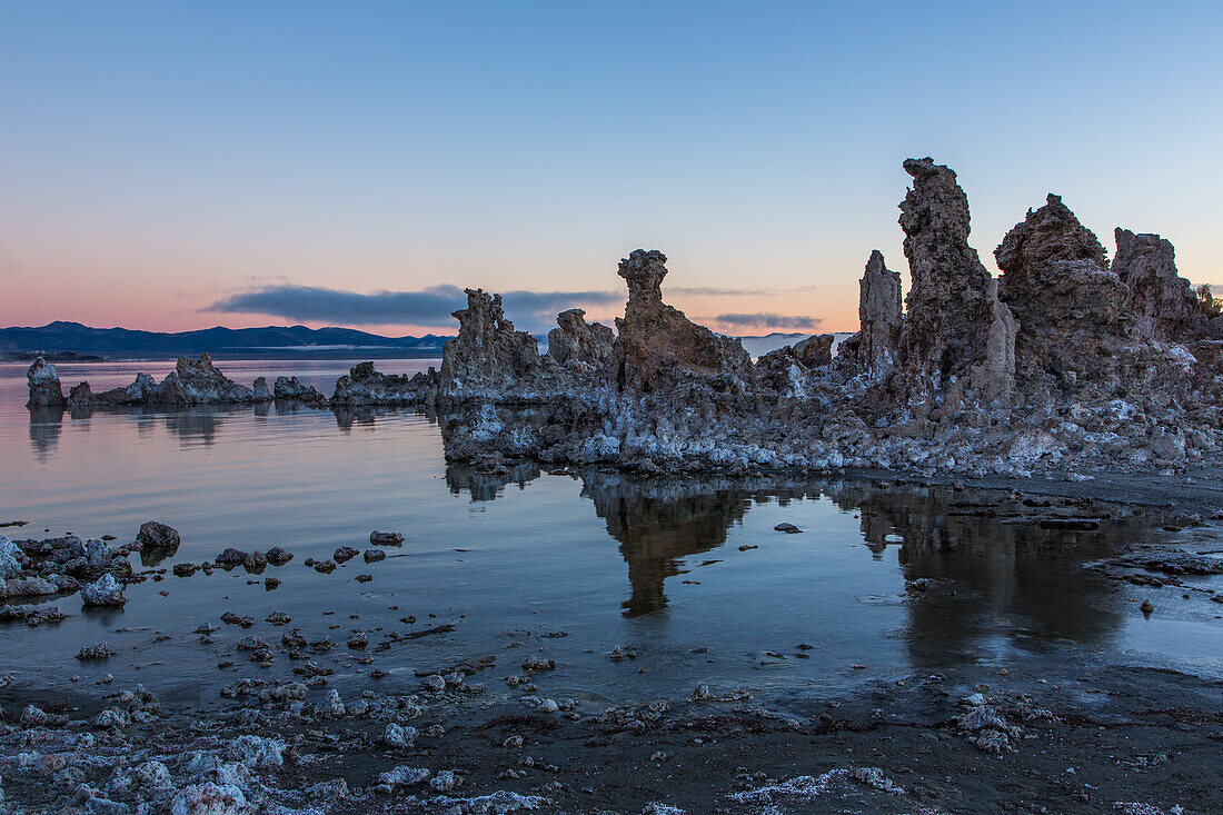 Blick auf die Tuffsteinformationen am Mono Lake in Kalifornien bei Tagesanbruch