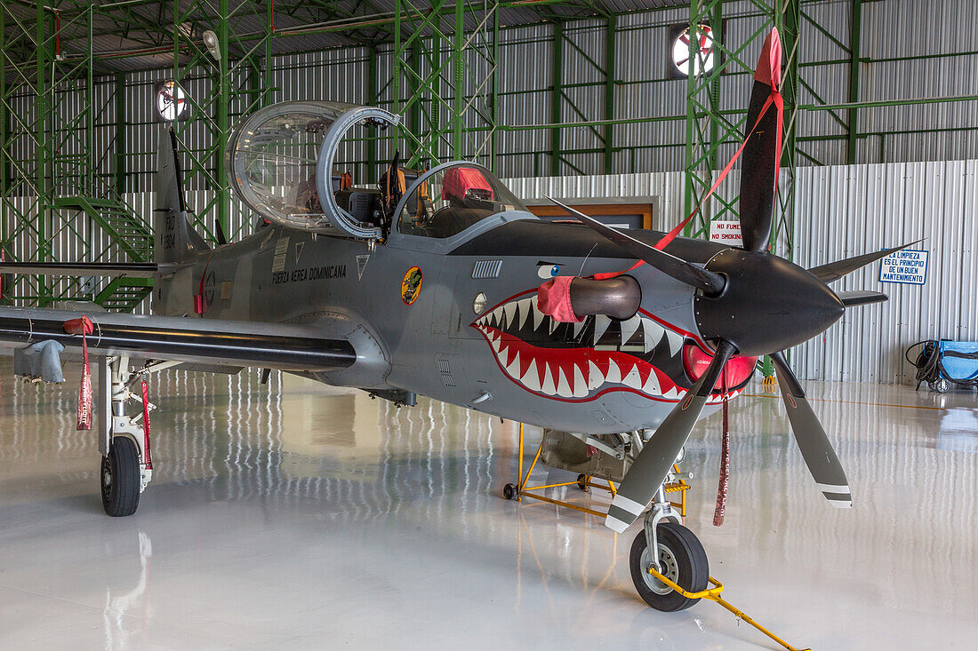 Ein Embraer EMB 314 Super Tucano Kampfflugzeug der Dominikanischen Luftwaffe auf dem Luftwaffenstützpunkt San Isidro in der Dominikanischen Republik